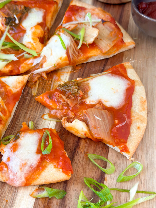 recept kimchi pizza met gochujang bosui en mozzarella © bettyskitchen.nl