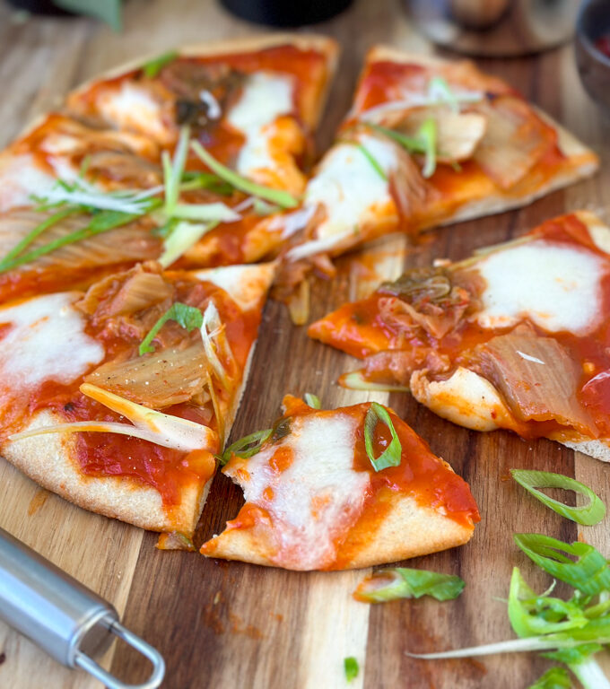 recept kimchi pizza met gochujang bosui en mozzarella © bettyskitchen.nl