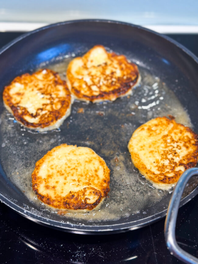 recept syrniki zachte zoete kaas pannenkoekjes ontbijt © bettyskitchen.nl