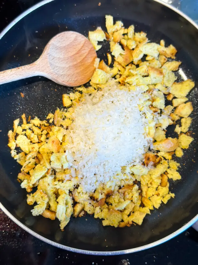 pangratto maken met broodkruim en pecorino kaas
