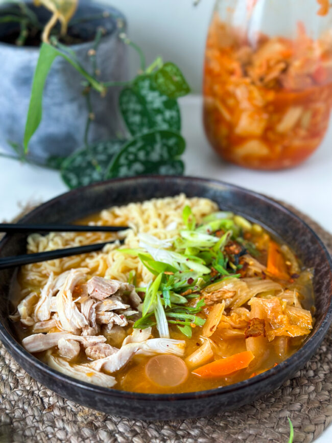 recept snelle kimchi ramen met kip en gefermenteerde groenten