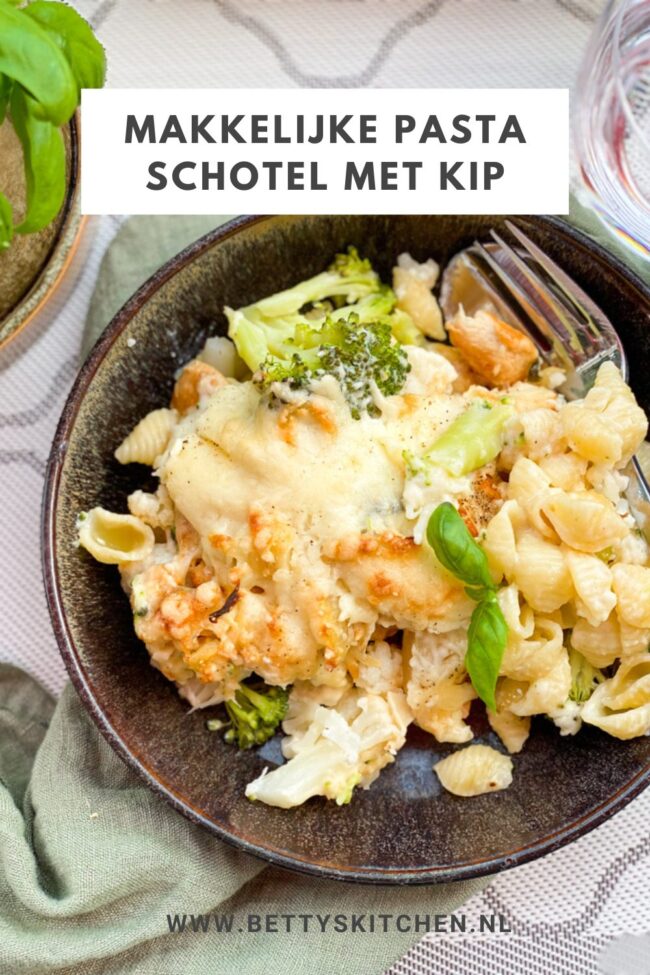 recept voor makkelijke pastaschotel met kip en broccoli en bloemkool met bechamel en kaas saus