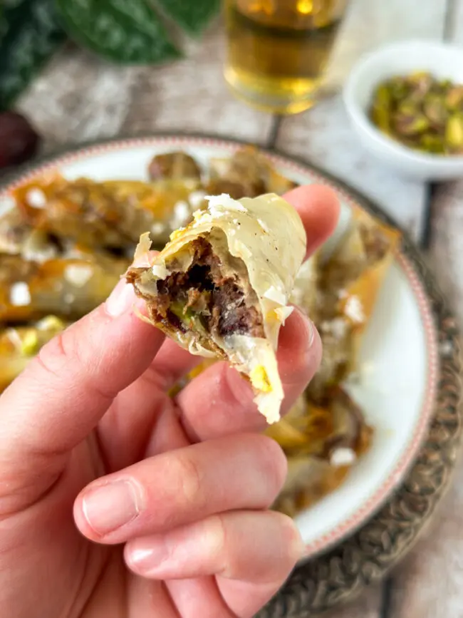 recept zoete Zoete Sıgara böreği met dadel banaan en pistachenoten © bettyskitchen.nl