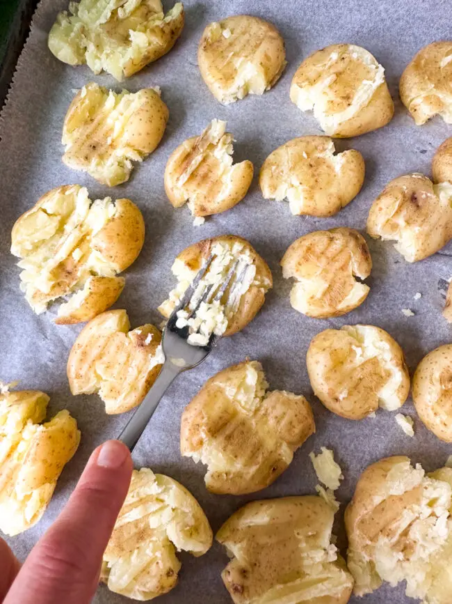 recept voor gebakken smashed potatoes uit de oven - krokante geprakte krieltjes maken