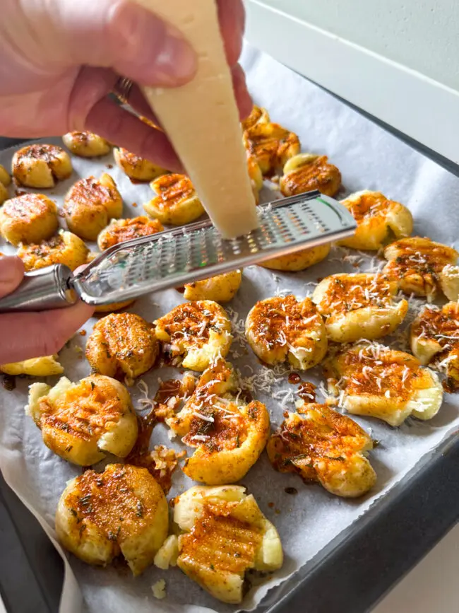 recept voor gebakken smashed potatoes uit de oven - krokante geprakte krieltjes maken