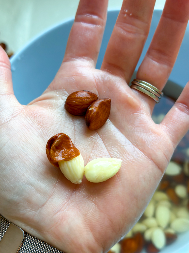 Hoe kun je amandelen ontvellen? Tips voor in de keuken