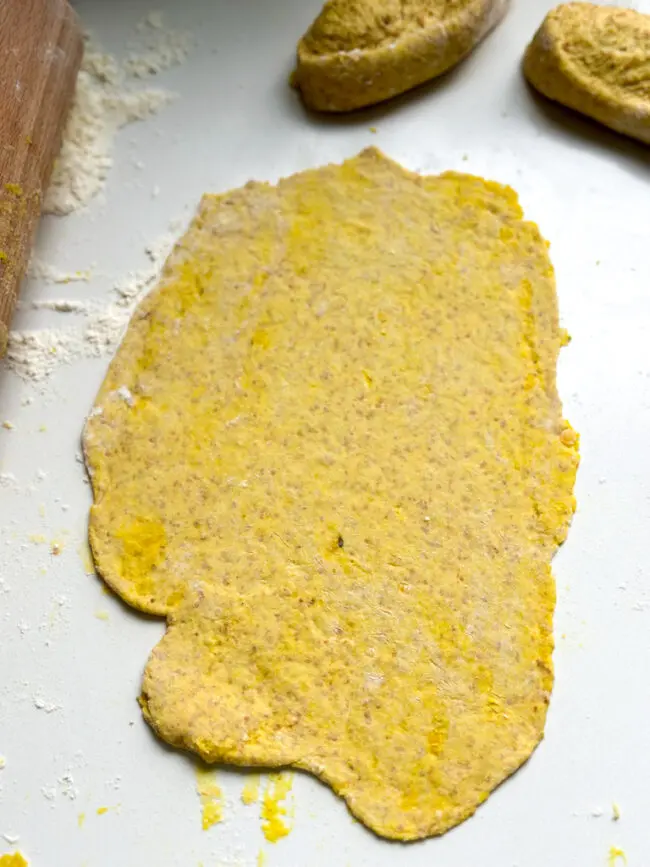 roti met vulling van spliterwten maken dahl © bettyskitchen.nl