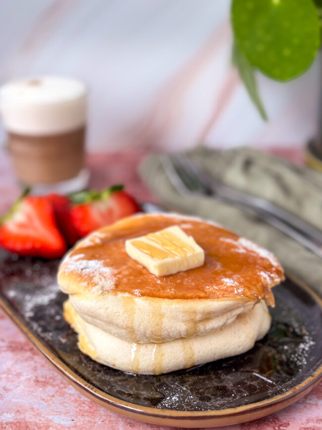 recept voor het maken van heerlijk zachte en dikke japanse fluffy pancakes van opgeklopte eiwitten - gestoomd in de pan en lekker dik soort van souffle