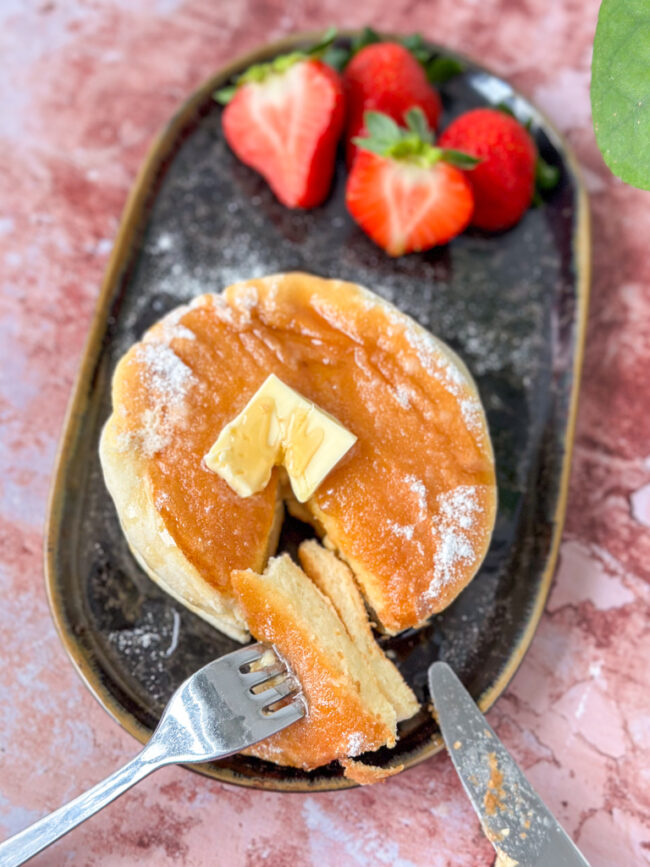 recept voor het maken van heerlijk zachte en dikke japanse fluffy pancakes van opgeklopte eiwitten - gestoomd in de pan en lekker dik soort van souffle