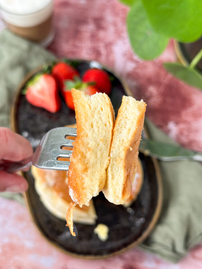 recept voor het maken van heerlijk zachte en dikke japanse fluffy pancakes van opgeklopte eiwitten - gestoomd in de pan en lekker dik soort van souffle