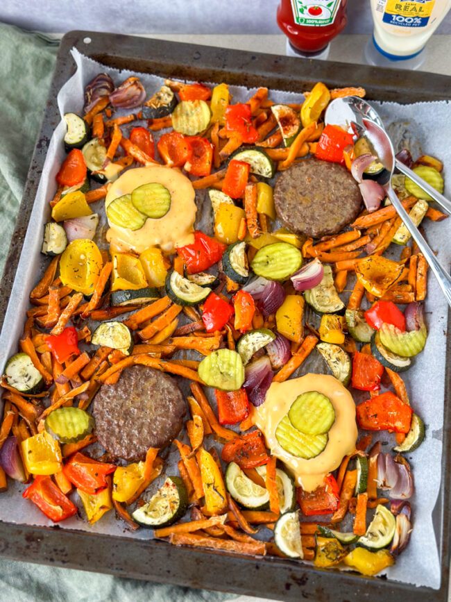 recept Traybake met burgers en zoete aardappel © bettyskitchen.nl