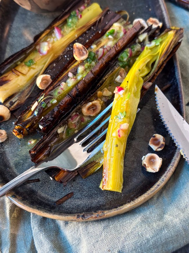 zwart geblakerde prei uit de oven © bettyskitchen.nl