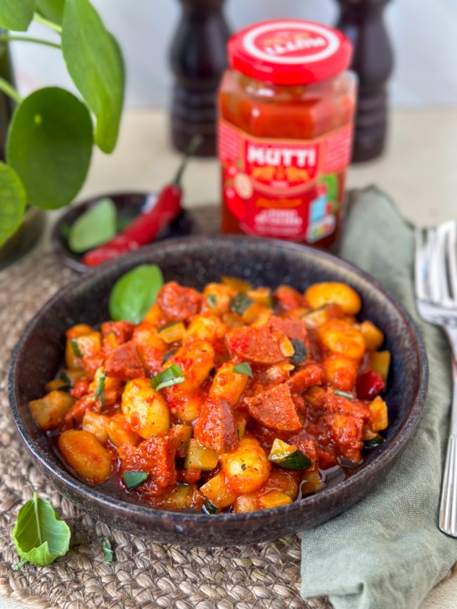 recept voor gnocchi met salami en courgette in tomatensaus snelle en makkelijke maaltijd