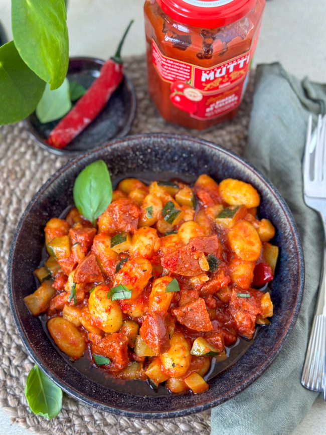 recept voor gnocchi met salami en courgette in tomatensaus snelle en makkelijke maaltijd