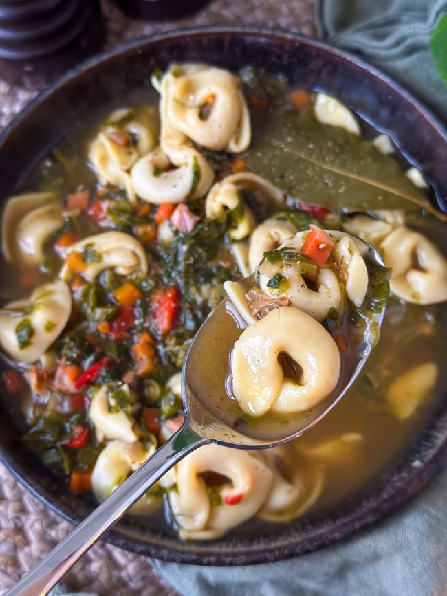 recept heldere minestroe met tortellini en spek blokjes © bettyskitchen.nl