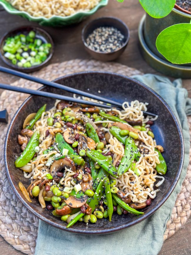 recept voor vegetarische wokgerecht bonen en paddenstoelen in teriyaki saus met noedels en sugarsnaps