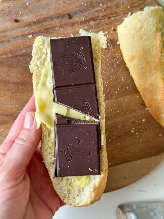 Stokbrood met chocolade en boter (Le Goûter)