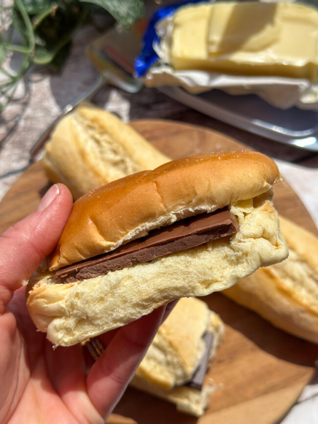 Stokbrood met chocolade en boter (Le Goûter)