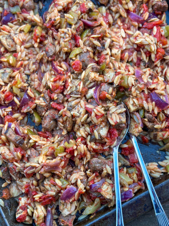 recept mediterraanse traybake met orzo en worst © bettyskitchen.nl
