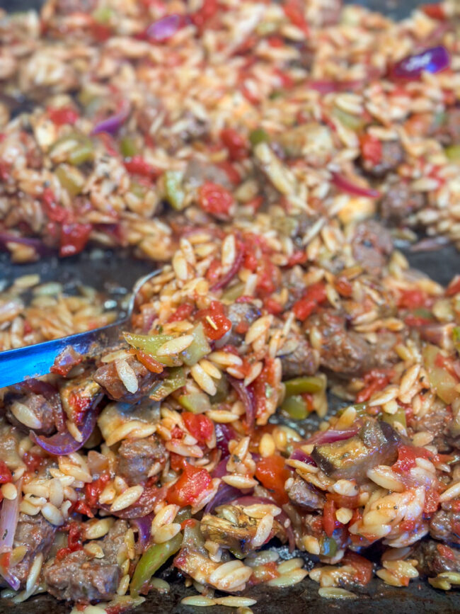 recept mediterraanse traybake met orzo en worst © bettyskitchen.nl
