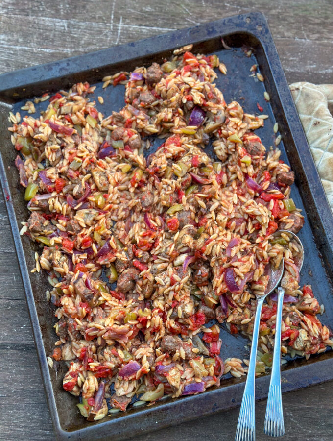 recept mediterraanse traybake met orzo en worst © bettyskitchen.nl