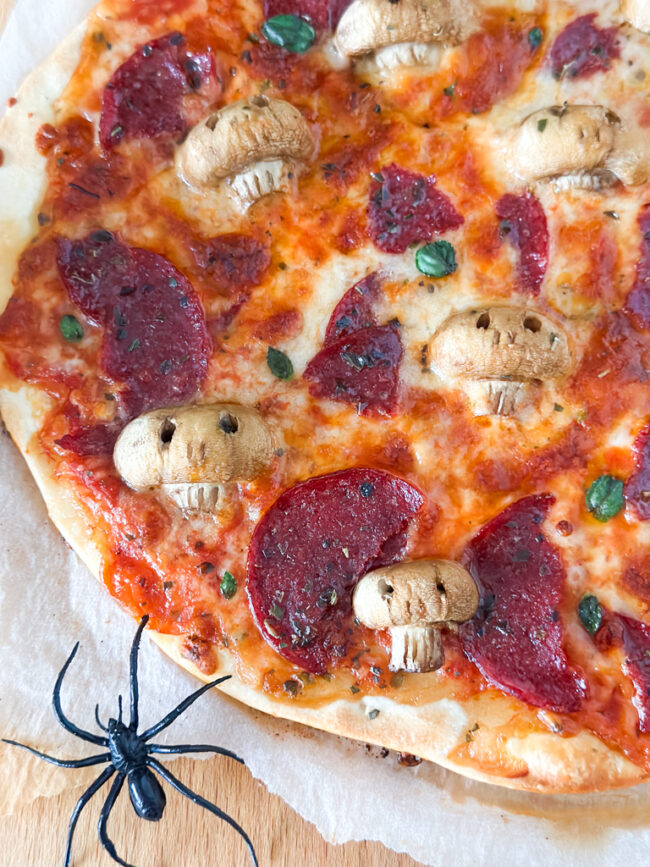 recept halloween pizza met skelet hoofden © bettyskitchen.nl