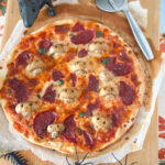 halloween pizza met skeletschedels