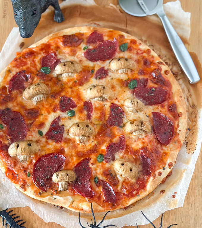 halloween pizza met skeletschedels