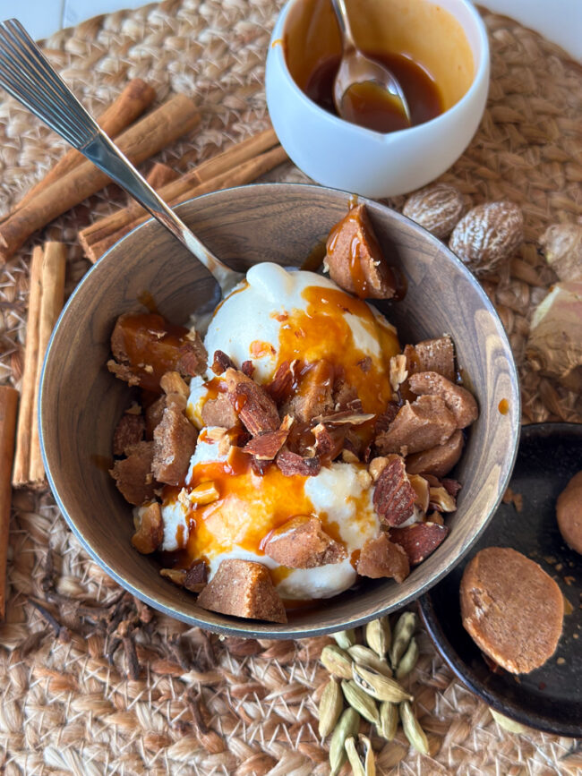 speculaas cookie dough met vanille ijs en karamel © bettyskitchen.nl