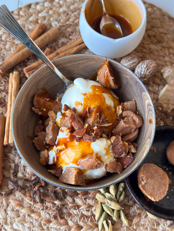 speculaas cookie dough met vanille ijs en karamel © bettyskitchen.nl