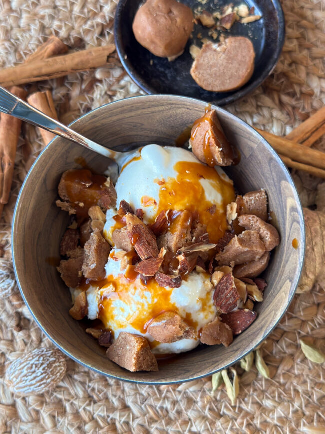 speculaas cookie dough met vanille ijs en karamel © bettyskitchen.nl
