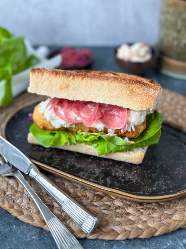 broodje lekkerbek met rode ui en koolsalade © bettyskitchen.nl
