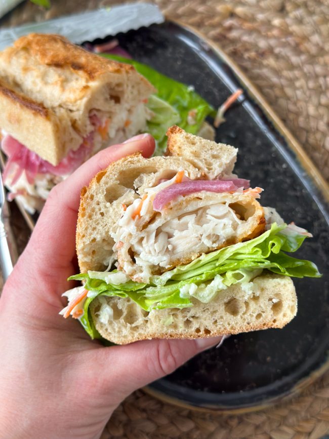 broodje lekkerbek met rode ui en koolsalade © bettyskitchen.nl