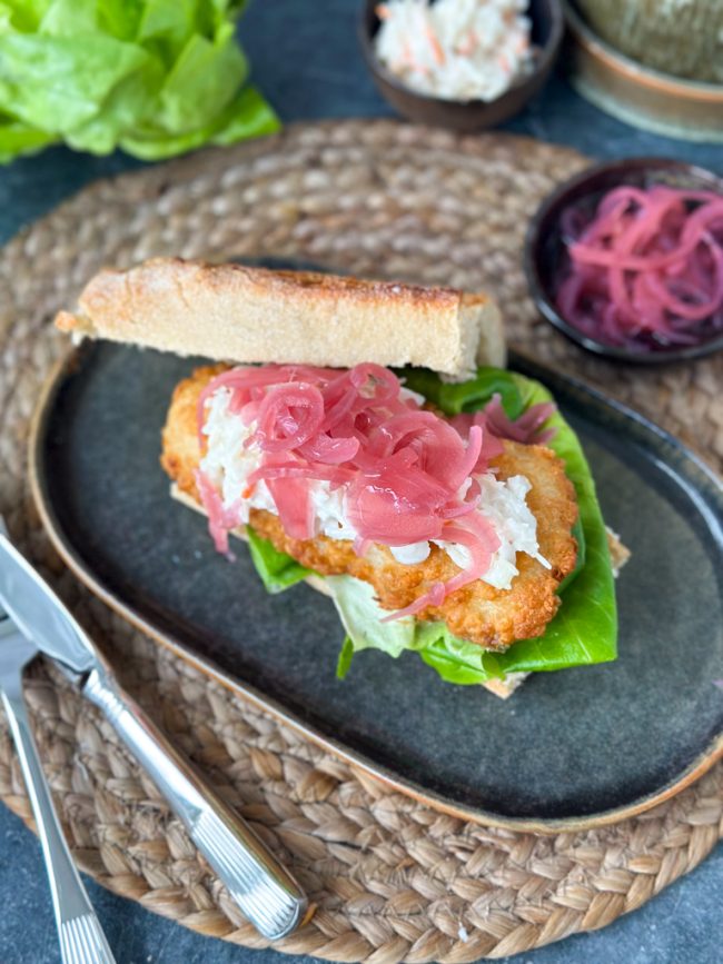 broodje lekkerbek met rode ui en koolsalade © bettyskitchen.nl