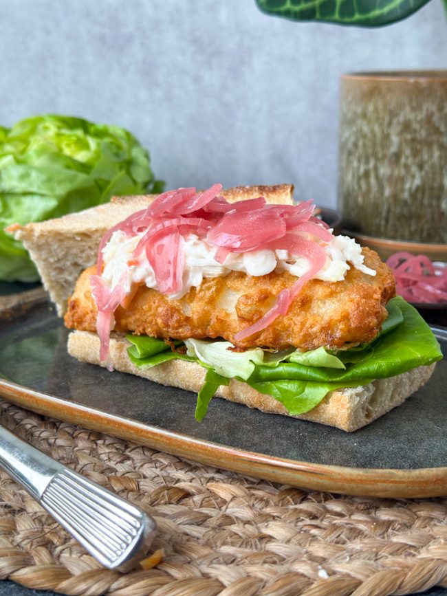 broodje lekkerbek met rode ui en koolsalade © bettyskitchen.nl