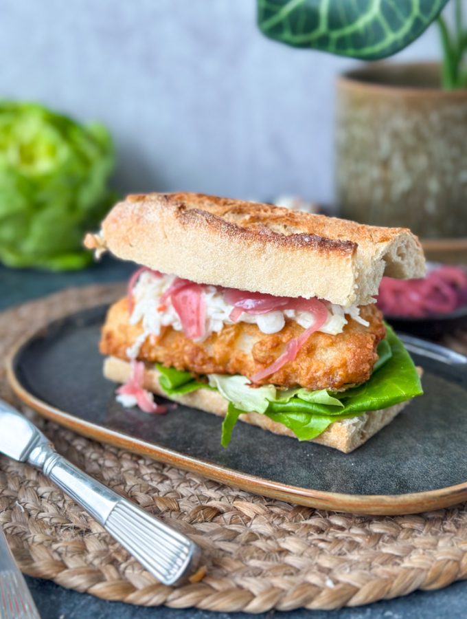 broodje lekkerbek met rode ui en koolsalade © bettyskitchen.nl