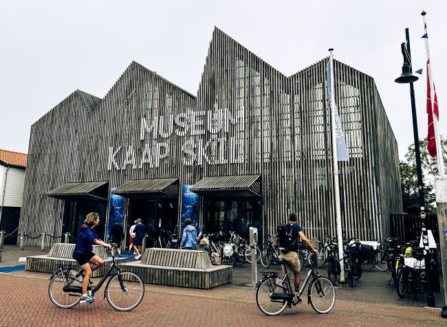Naar het waddeneiland Texel met kinderen is wat mij betreft altijd een goed idee! Zodra je met de boot vanuit Den Helder richting het eiland vaart, begint het vakantiegevoel eigenlijk al. De zilte zeelucht, de wind door je haren en de ene zeemeeuw die het koekje uit kleine kinderhandjes probeert te pakken. Maar ook het aanzicht op brede stranden, schapen in de weilanden en natuurlijk de Texelse vuurtoren in de verte. En het fijne is: op Texel hoef je je met kinderen geen moment te vervelen! Ik verzamelde maar liefst 15 leuke dingen om te doen op Texel met kinderen. Kaap Skil Museum OUdeschild
