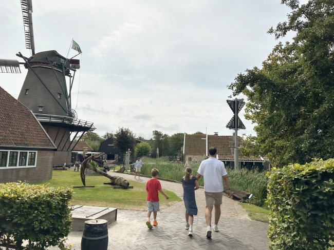 Naar het waddeneiland Texel met kinderen is wat mij betreft altijd een goed idee! Zodra je met de boot vanuit Den Helder richting het eiland vaart, begint het vakantiegevoel eigenlijk al. De zilte zeelucht, de wind door je haren en de ene zeemeeuw die het koekje uit kleine kinderhandjes probeert te pakken. Maar ook het aanzicht op brede stranden, schapen in de weilanden en natuurlijk de Texelse vuurtoren in de verte. En het fijne is: op Texel hoef je je met kinderen geen moment te vervelen! Ik verzamelde maar liefst 15 leuke dingen om te doen op Texel met kinderen. Kaap Skil Museum OUdeschild