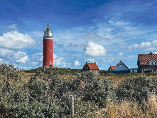 Naar het waddeneiland Texel met kinderen is wat mij betreft altijd een goed idee! Zodra je met de boot vanuit Den Helder richting het eiland vaart, begint het vakantiegevoel eigenlijk al. De zilte zeelucht, de wind door je haren en de ene zeemeeuw die het koekje uit kleine kinderhandjes probeert te pakken. Maar ook het aanzicht op brede stranden, schapen in de weilanden en natuurlijk de Texelse vuurtoren in de verte. En het fijne is: op Texel hoef je je met kinderen geen moment te vervelen! Ik verzamelde maar liefst 15 leuke dingen om te doen op Texel met kinderen.