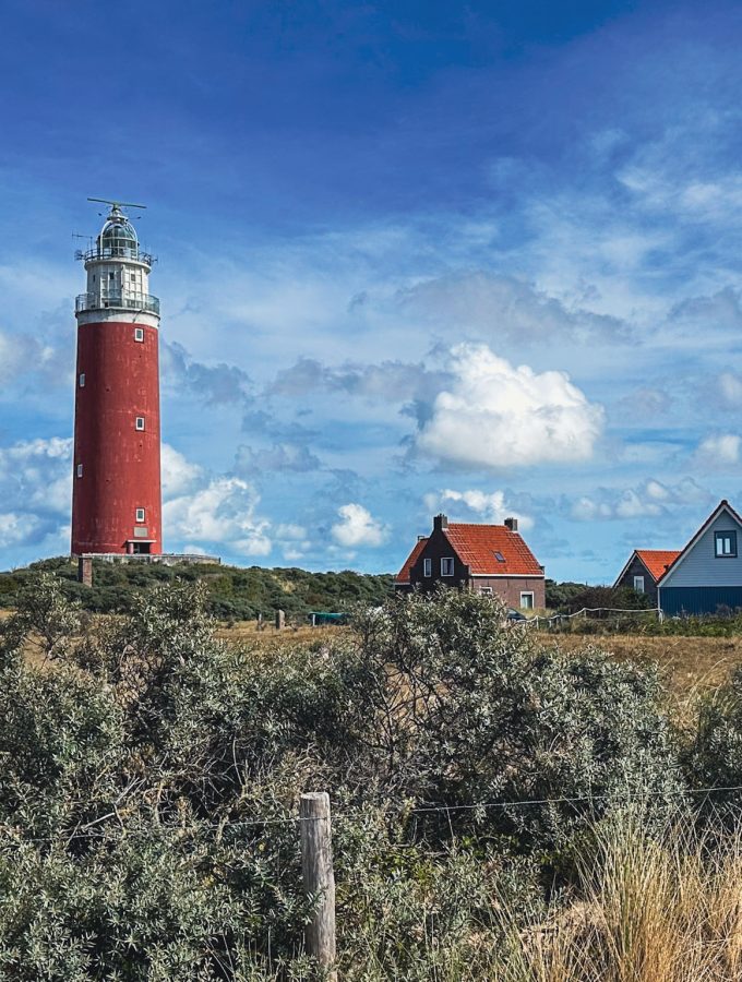 Naar het waddeneiland Texel met kinderen is wat mij betreft altijd een goed idee! Zodra je met de boot vanuit Den Helder richting het eiland vaart, begint het vakantiegevoel eigenlijk al. De zilte zeelucht, de wind door je haren en de ene zeemeeuw die het koekje uit kleine kinderhandjes probeert te pakken. Maar ook het aanzicht op brede stranden, schapen in de weilanden en natuurlijk de Texelse vuurtoren in de verte. En het fijne is: op Texel hoef je je met kinderen geen moment te vervelen! Ik verzamelde maar liefst 15 leuke dingen om te doen op Texel met kinderen.